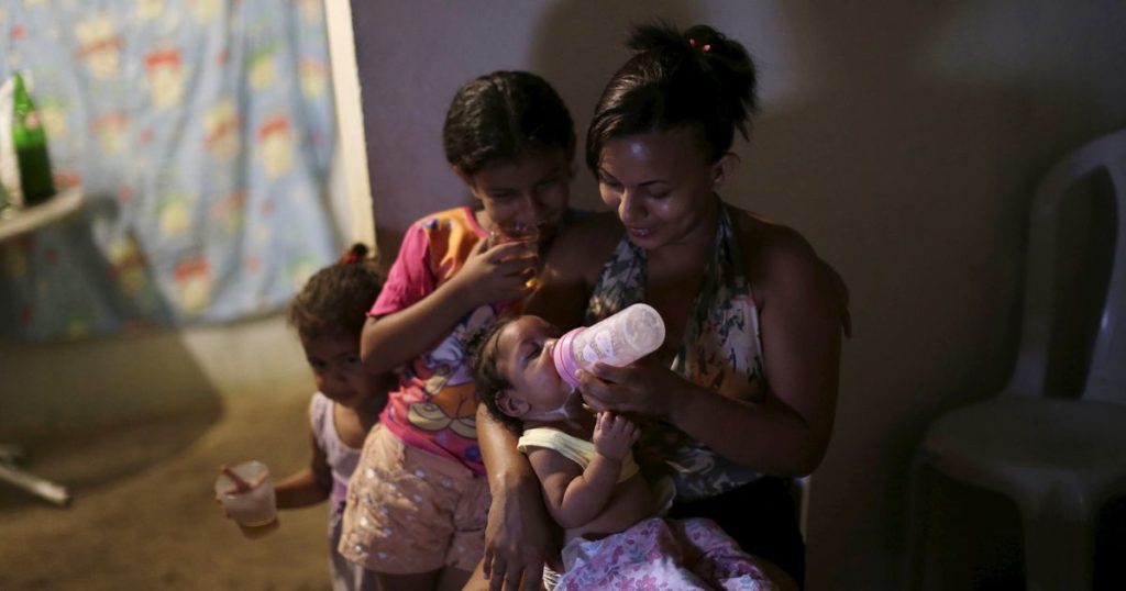 Mulher cuidando dos filhos