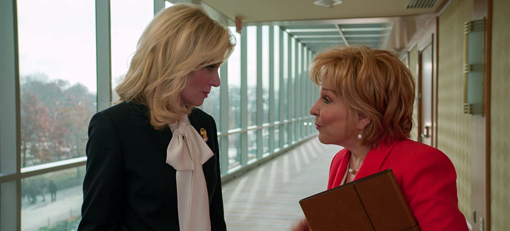 Judith Light como Dede Standish e Bette Midler como Hadassah Gold